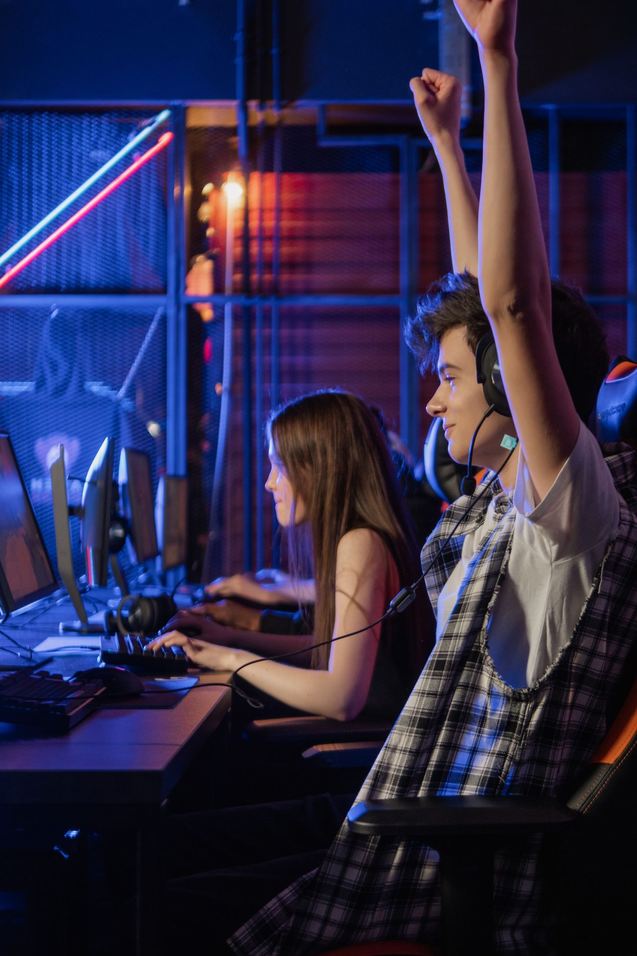 Two friends sharing a Duo desk for a co-op session at PIXELPET